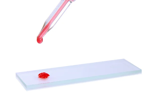 Analyse en laboratoire de sang isolé sur blanc — Photo