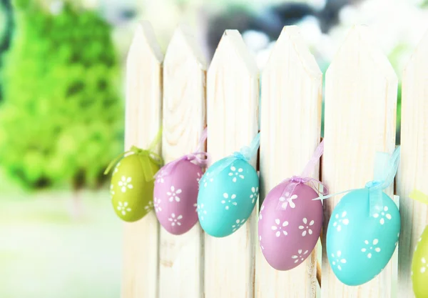 Kunst Pasen achtergrond met eieren opknoping op het hek — Stockfoto