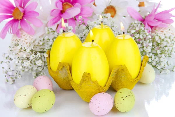Bougies de Pâques avec fleurs close up — Photo