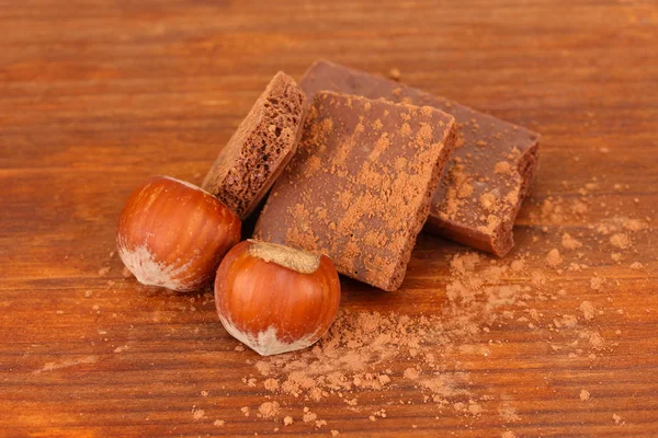 Hackad choklad med kakao, på trä bakgrund — Stockfoto