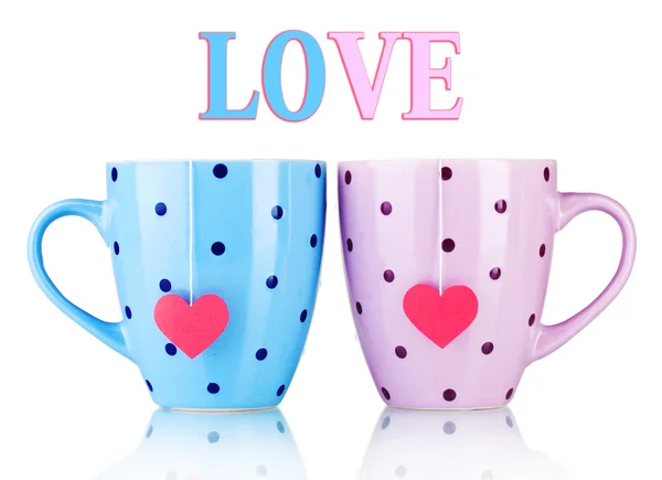 Due tazze e bustine di tè con etichetta rossa a forma di cuore isolata su bianco — Foto Stock