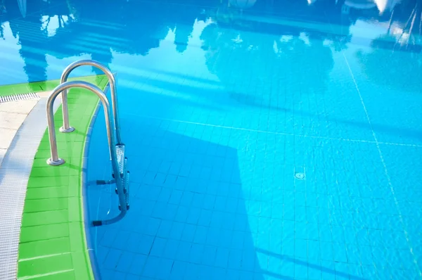 Hotel piscina con reflejo soleado — Foto de Stock