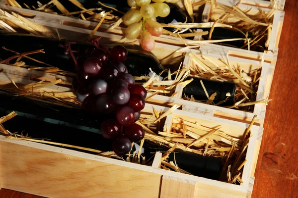 Caja de madera con botellas de vino de cerca — Foto de Stock