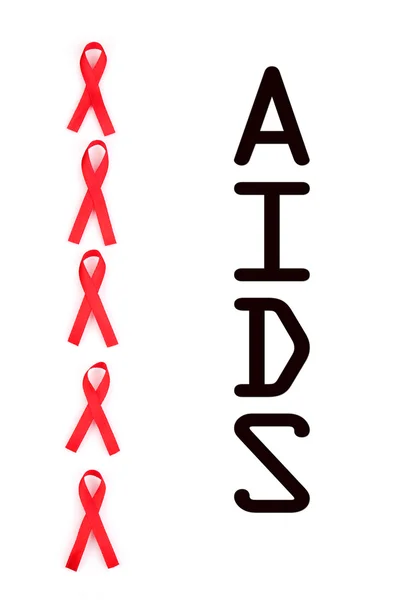 AIDS bilinçlendirme kırmızı kurdele üzerine beyaz izole — Stok fotoğraf