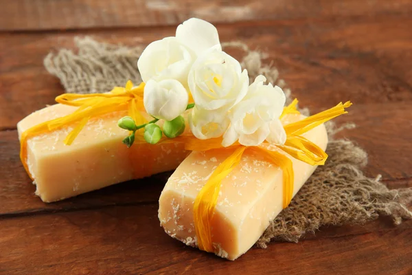 Natuurlijke handgemaakte zeep, op houten achtergrond — Stockfoto