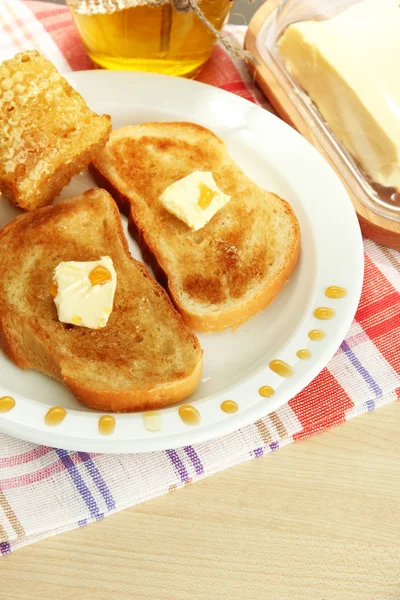 Άσπρο ψωμί toastwith μέλι στο πιάτο στο café — Φωτογραφία Αρχείου