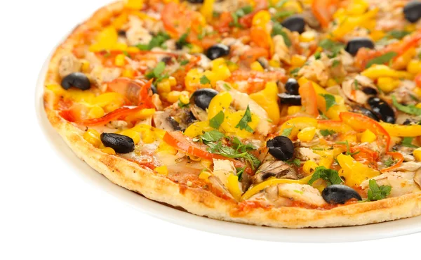 Gustosa pizza con verdure, pollo e olive isolate su bianco — Foto Stock