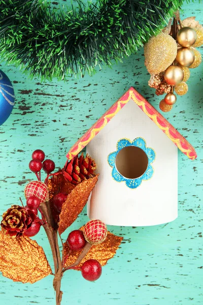 Nesting box and Christmas decoration — Stock Photo, Image