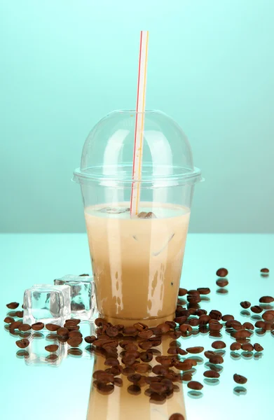 Kold kaffe med is i glas på blå baggrund - Stock-foto