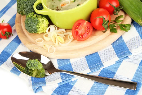Diätsuppe mit Gemüse in Pfanne isoliert auf weiß — Stockfoto