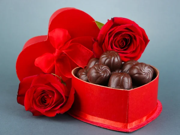 Dulces de chocolate en caja de regalo, sobre fondo gris —  Fotos de Stock