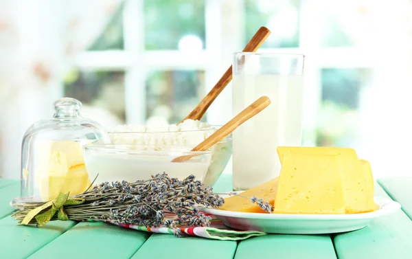 Bicchiere di latte e formaggio su sfondo brillante — Foto Stock