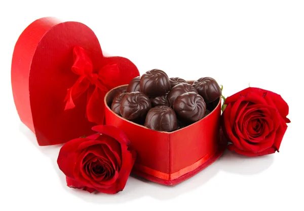 Dulces de chocolate en caja de regalo, aislados en blanco — Foto de Stock