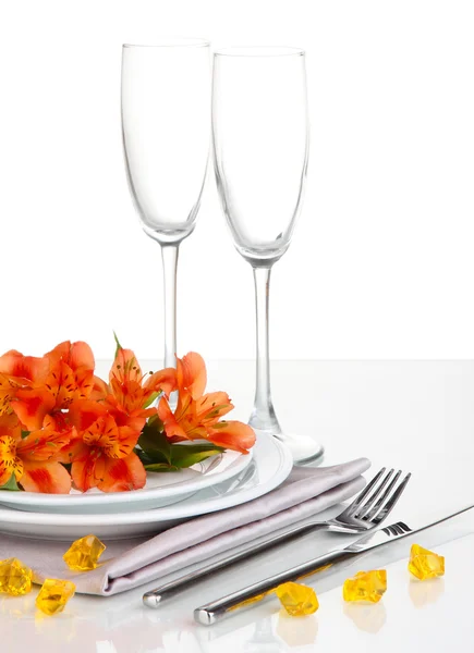 Table de fête avec des fleurs isolées sur blanc — Photo