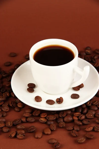 Φλιτζάνι καφέ ισχυρή σε καφέ φόντο — Φωτογραφία Αρχείου