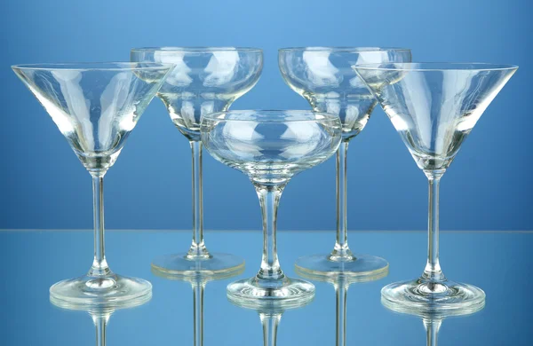 Cocktailglas ingesteld op blauwe achtergrond — Stockfoto