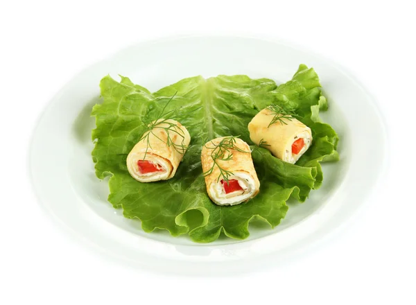 Rollos de huevo con crema de queso y pimentón, sobre hojas de ensalada verde, aislados sobre blanco — Foto de Stock