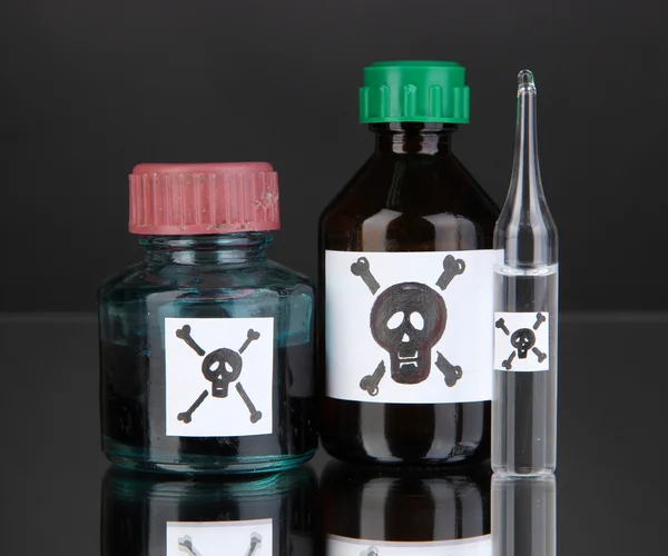 काळ्या पार्श्वभूमीवर बाटल्यांमध्ये प्राणघातक विष — स्टॉक फोटो, इमेज
