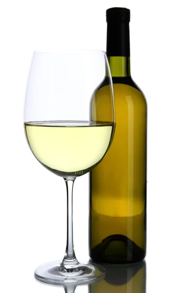 Copa de vino blanco y botella de vino aislado en blanco — Foto de Stock