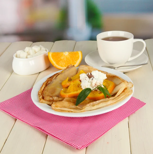 Pancakes con arancione su sfondo luminoso — Foto Stock