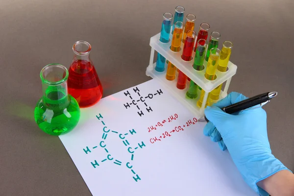 Hand wetenschapper formules schrijven — Stockfoto