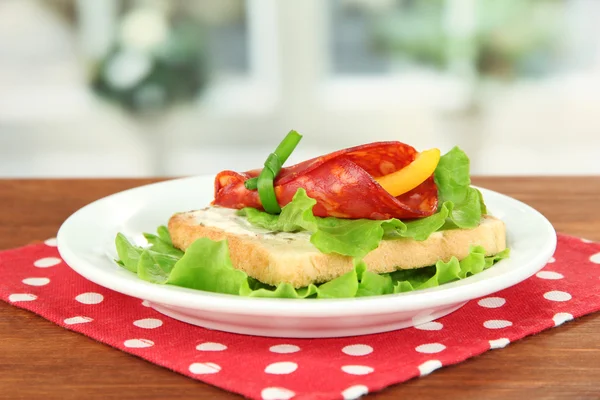 Salami broodjes met paprika stukken binnen, op geroosterd brood met kaas room, op lichte achtergrond — Stockfoto
