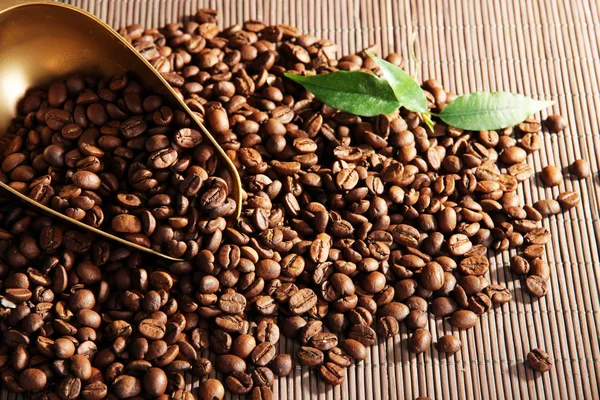 Café de cereales y cucharada sobre fondo brillante — Foto de Stock