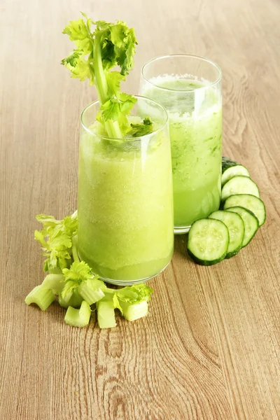 Brýle zelené zeleninové šťávy na dřevěné pozadí — Stock fotografie