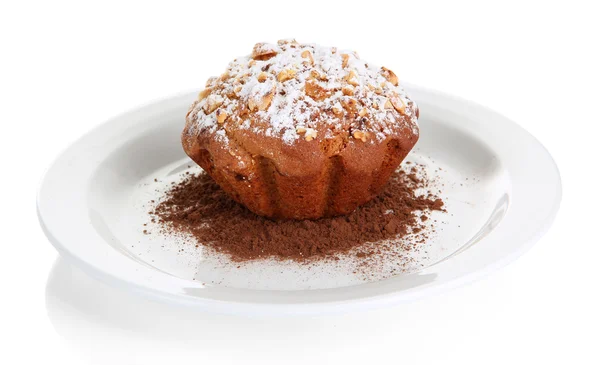 Smakelijke muffin cake met poeder suiker en cacao op plaat, geïsoleerd op wit — Stockfoto