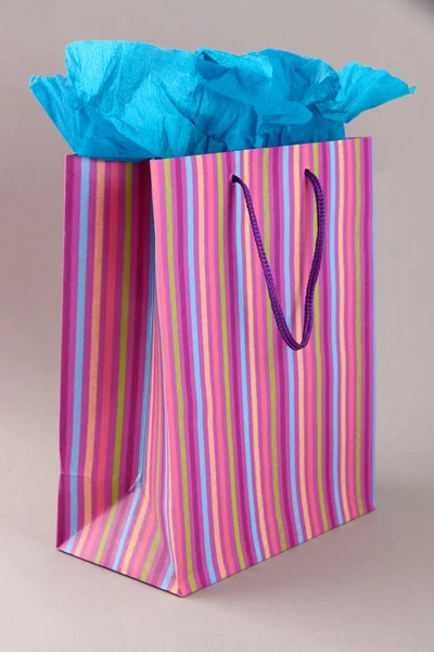 Gri arka plan üzerinde çizgili alışveriş çantası — Stok fotoğraf