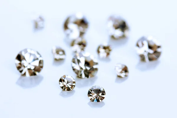 Bei cristalli lucenti (diamanti), isolati su bianco — Foto Stock