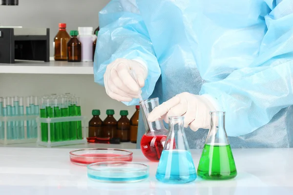 Scientist conducting research in laboratory close up — Stock Photo, Image