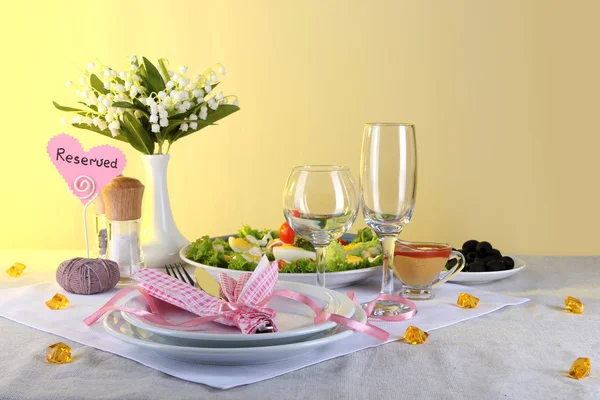 Table setting on yellow background — Stock Photo, Image