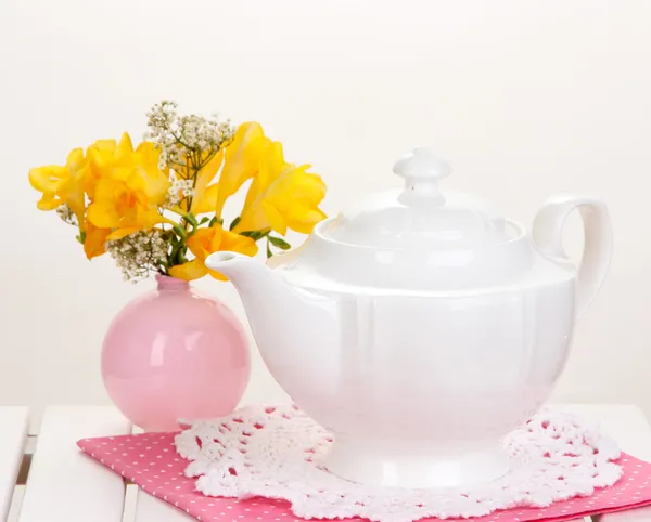 Conjunto bonito com chá na mesa de piquenique de madeira no fundo branco — Fotografia de Stock
