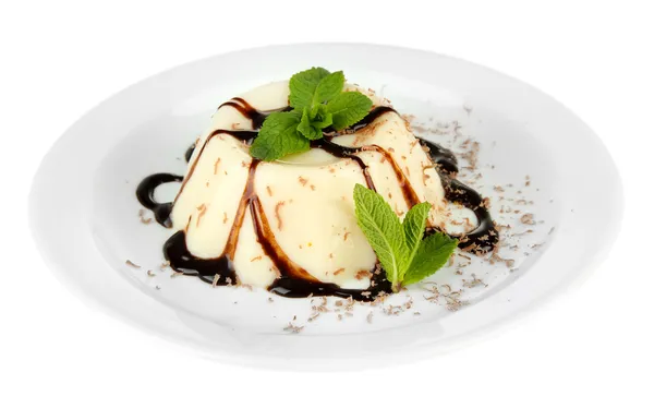 Panna Cotta com molho de chocolate, isolado em branco — Fotografia de Stock