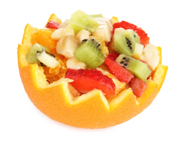 Frugtsalat i udhulet orange isoleret på hvid - Stock-foto
