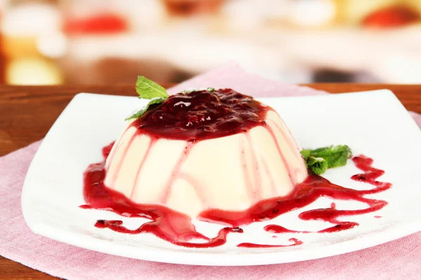 Panna Cotta com molho de framboesa, sobre fundo brilhante — Fotografia de Stock