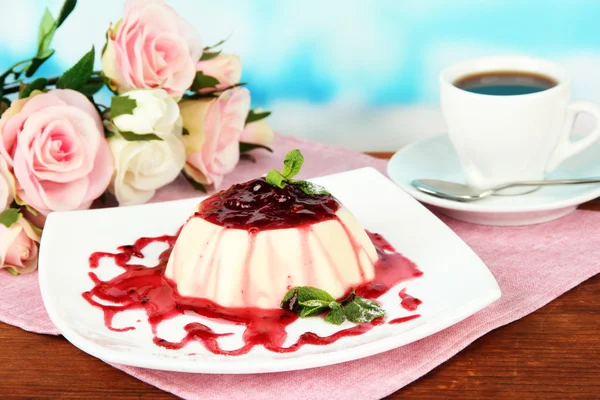 Panna Cotta com molho de framboesa, sobre fundo brilhante — Fotografia de Stock