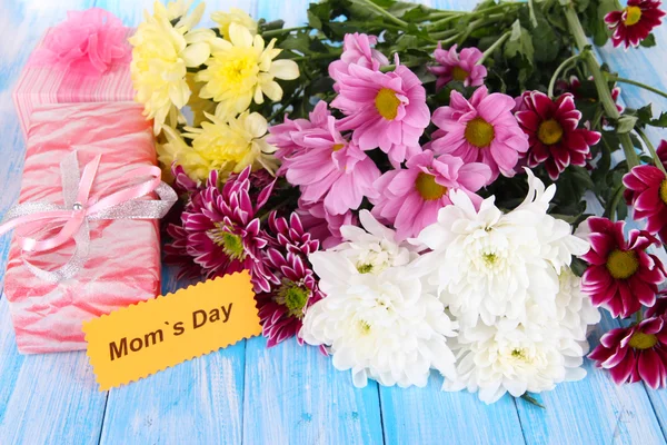 Bouquet of beautiful chrysanthemums on table close-up — Stock Photo, Image