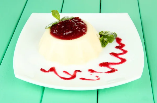 Panna Cotta com molho de framboesa, na cor de fundo de madeira — Fotografia de Stock