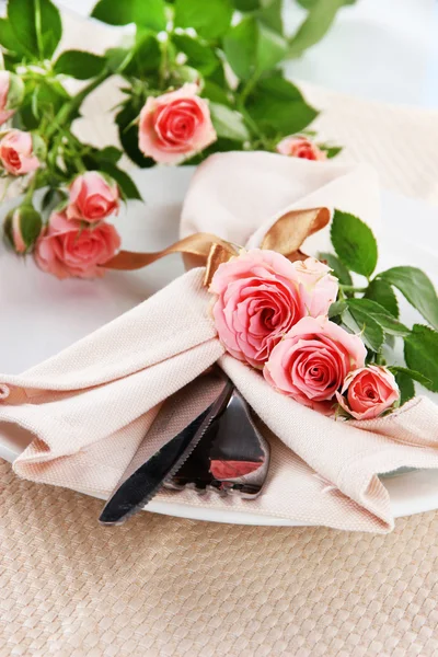 Servierteller mit Serviette und Rose in Nahaufnahme — Stockfoto