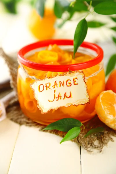 Lezzet ve beyaz tahta masada mandalina portakal reçeli — Stok fotoğraf