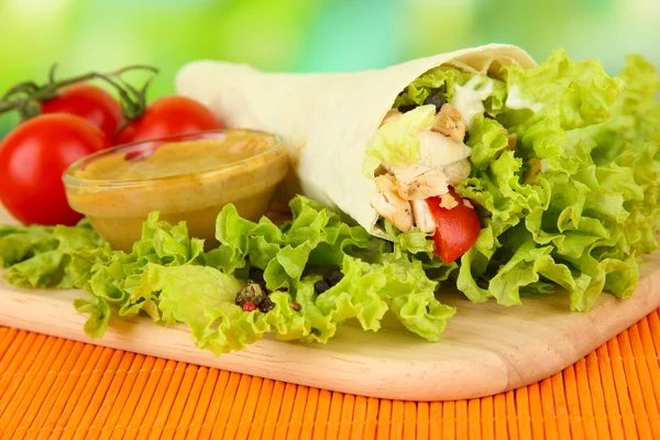 Kebab - grilled meat and vegetables, on bamboo mat, on bright background — Stock Photo, Image