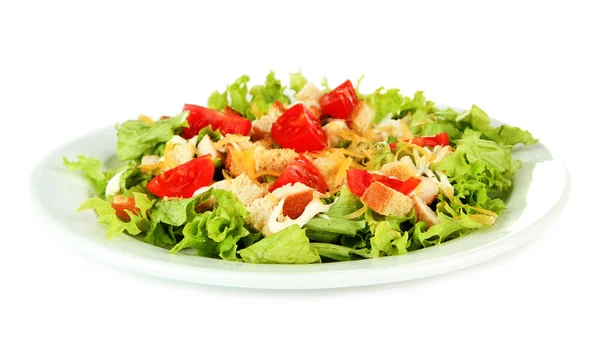 Caesarsalade op witte plaat, geïsoleerd op wit — Stockfoto