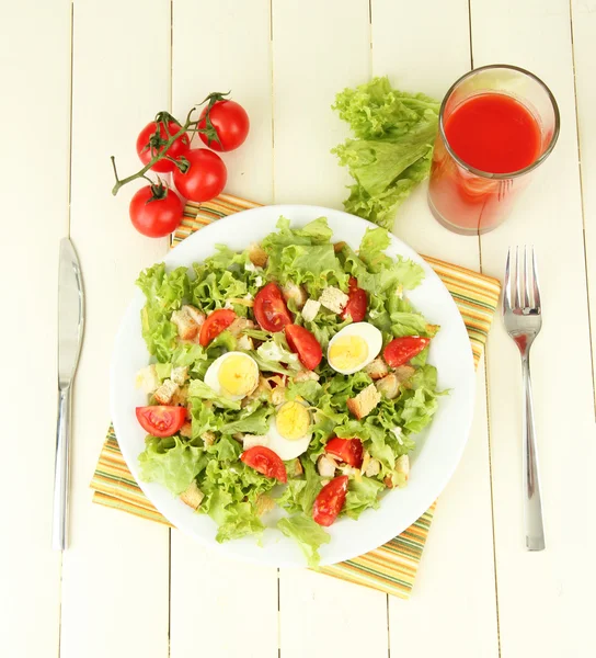 Salade César sur assiette bleue, sur fond de bois couleur — Photo