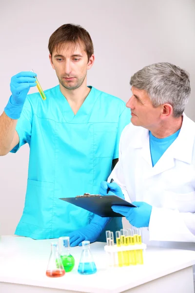 Médico e avaliador durante a pesquisa sobre fundo ambiente — Fotografia de Stock