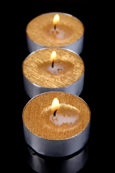 Velas doradas aisladas en negro — Foto de Stock