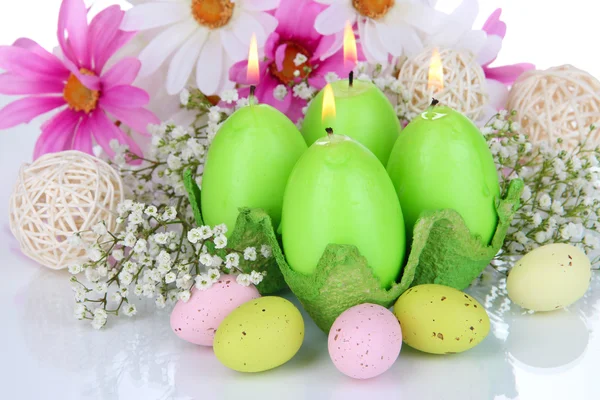 Bougies de Pâques avec fleurs close up — Photo