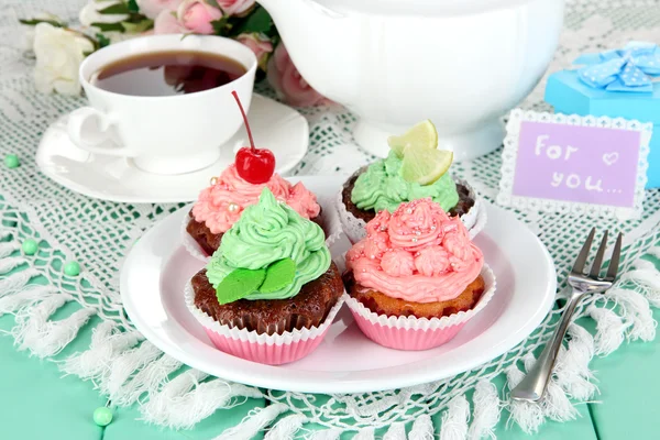 Delicious beautiful cupcakes on dining table close-up — Stock Photo, Image