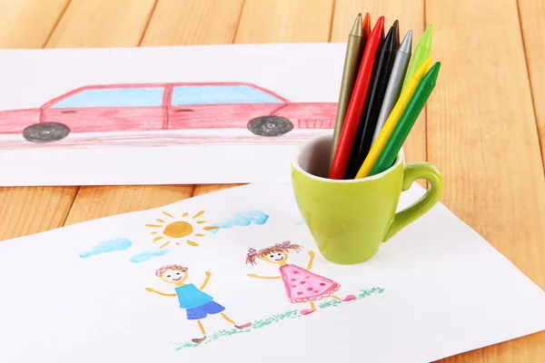 Цветные карандаши в чашке на столе — стоковое фото